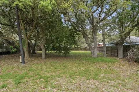 707-709 N Terry St, Rockport, TX 78382