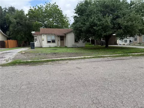 1131 E 5th St, Alice, TX 78332