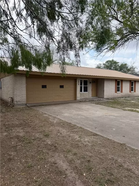 1404 Yellowstone Dr, Beeville, TX 78102