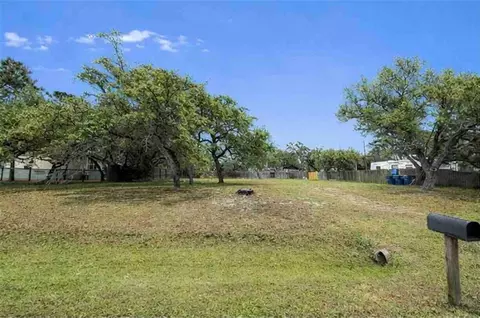 626 Pine Ave, Rockport, TX 78382