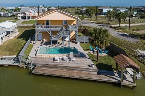 102 Ball St, Rockport, TX 78382