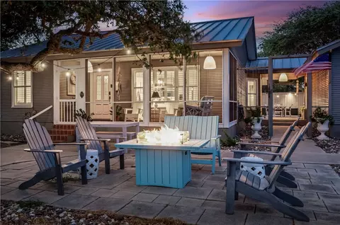 1302 E Cedar St, Rockport, TX 78382