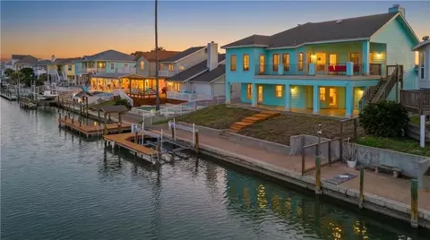 227 Windjammer St, Rockport, TX 78382