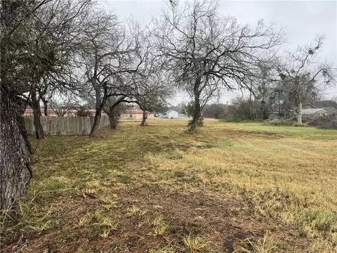 1406 E Toledo St, Beeville, TX 78102