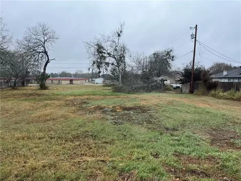 1404 E Toledo St, Beeville, TX 78102