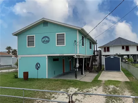 1514 S Live Oak St, Rockport, TX 78382