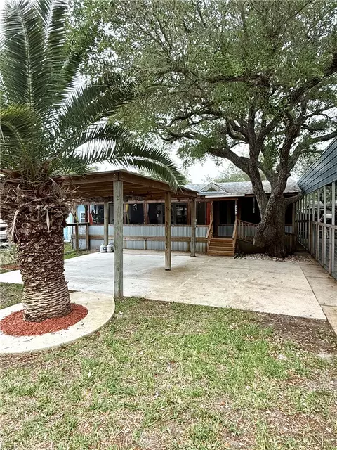 216 S Lake Dr, Rockport, TX 78382