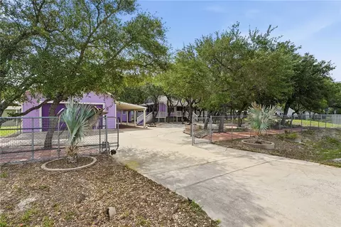 318 Traylor Ave, Rockport, TX 78382