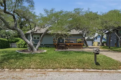 2104 Crescent Dr, Rockport, TX 78382
