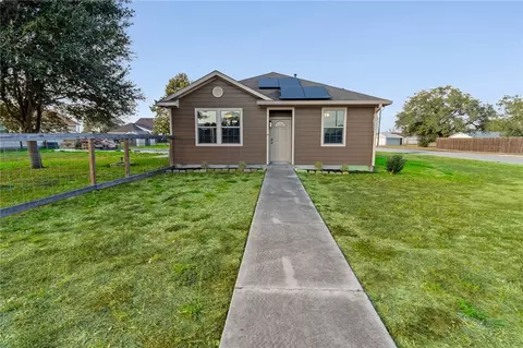 402 W Sullivan St, Skidmore, TX 78389