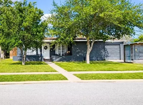 310 S 20th St, Kingsville, TX 78363