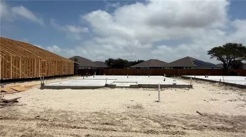 129 Grenada Dr, Rockport, TX 78382