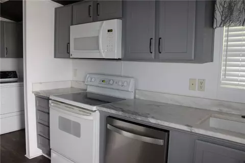 Kitchen - 125 Lagarto Fry, Mathis, TX 78368 photo 4 of 4