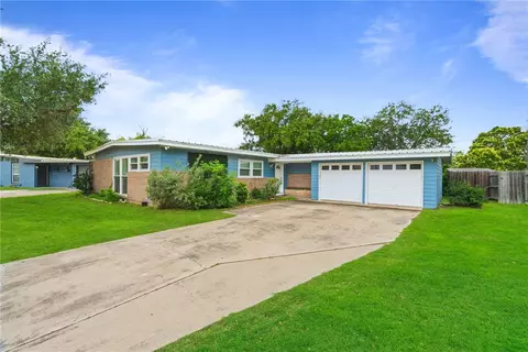 725 Santa Barbara Dr, Kingsville, TX 78363