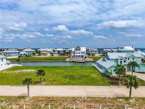 1029 Fiji Dr, Rockport, TX 78382