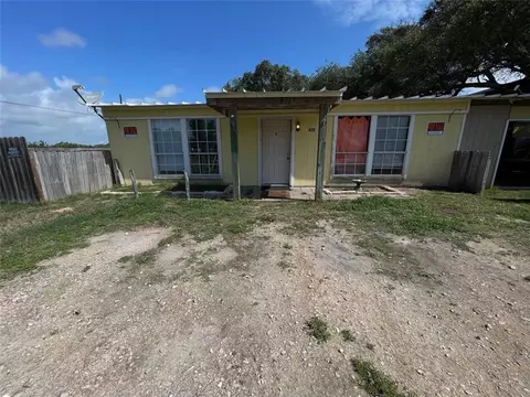 420 W Linden St, Rockport, TX 78382