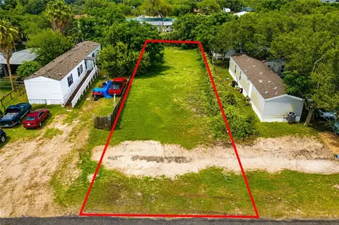 512 S Doughty St, Rockport, TX 78382
