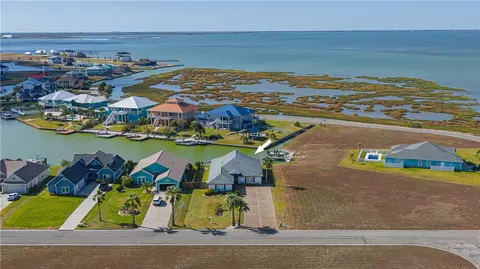30 Peets Bend Dr, Rockport, TX 78382