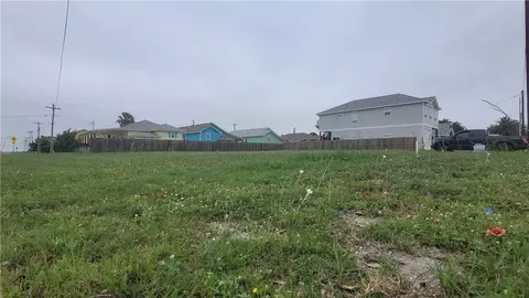 1404 S Church St, Rockport, TX 78382