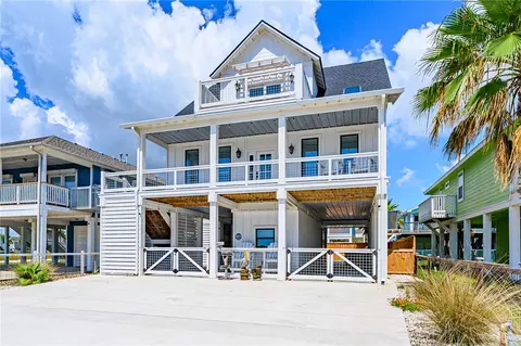 1227 S Magnolia St, Rockport, TX 78382