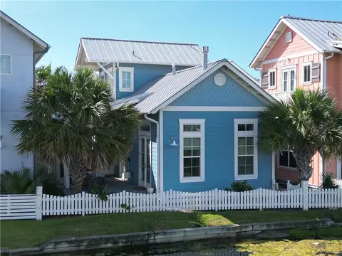 600 Center Sq N #7, Port Aransas, TX 78373