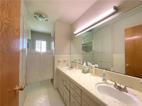 Bath - 311 W Ward, Refugio, TX 78377 photo 2 of 5