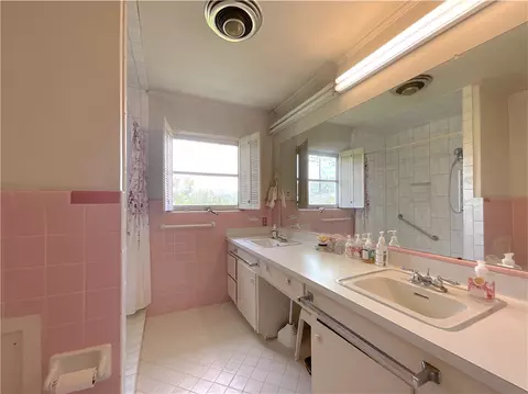 Bath - 311 W Ward, Refugio, TX 78377 photo 5 of 5