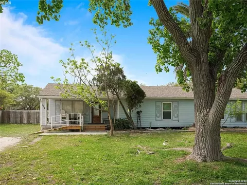 222 S 12th St, Aransas Pass, TX 78336