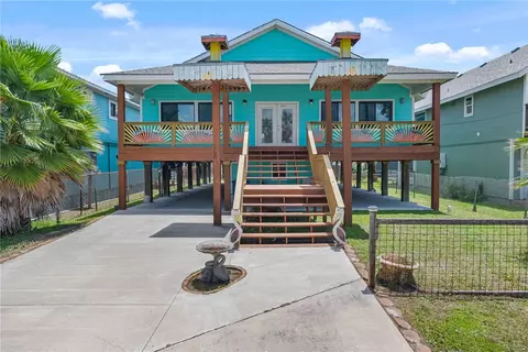 720 S Magnolia St, Rockport, TX 78382