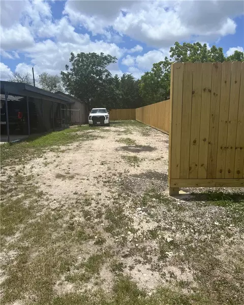 732 W Avenue B, Robstown, TX 78380