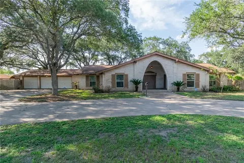 1307 Lincoln St, Alice, TX 78332
