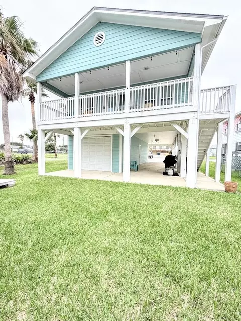 1228 S Live Oak St, Rockport, TX 78382