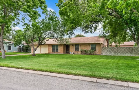 1333 Rose Dr, Alice, TX 78332