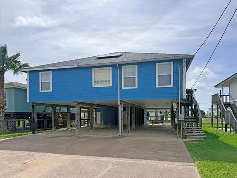 1312 S Live Oak St, Rockport, TX 78382