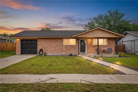 301 Retama Dr, Robstown, TX 78380