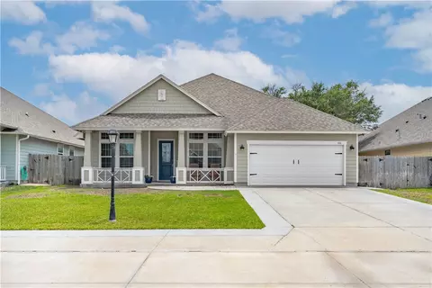 106 Dream Oak Dr, Rockport, TX 78382
