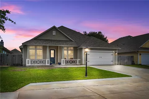 106 Dream Oak Dr, Rockport, TX 78382