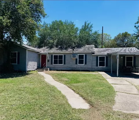 1152 E 4th St, Alice, TX 78332
