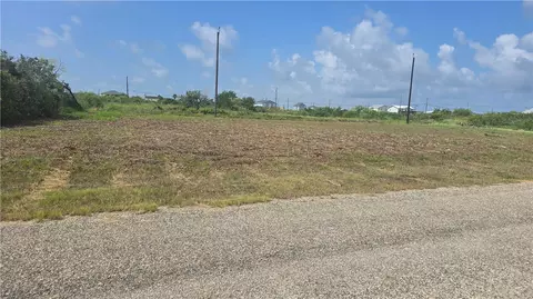 237 W 239 W Club Oak Ln, Rockport, TX 78382
