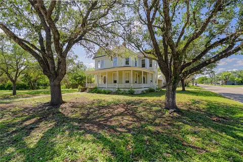 Exterior - 711 E Lott St, Beeville, TX 78102 photo 2 of 12