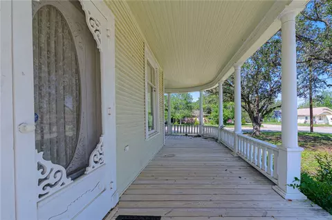 Exterior - 711 E Lott St, Beeville, TX 78102 photo 4 of 12