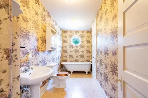 Bath - 711 E Lott St, Beeville, TX 78102 photo 1 of 1