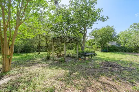 Exterior - 711 E Lott St, Beeville, TX 78102 photo 7 of 12