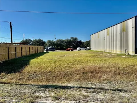 829 S Terry St, Rockport, TX 78382