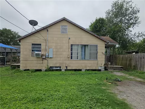 742 W 1st St, Alice, TX 78332