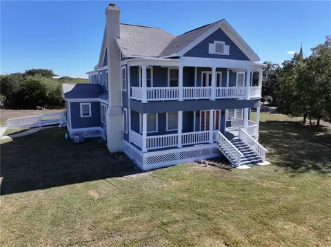 Exterior - 909 Power St, Refugio, TX 78377 photo 3 of 4