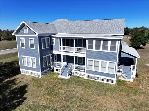 Exterior - 909 Power St, Refugio, TX 78377 photo 1 of 4