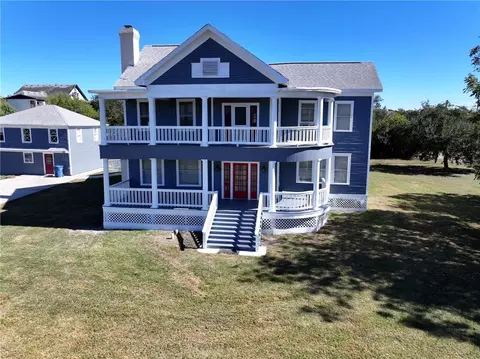 Exterior - 909 Power St, Refugio, TX 78377 photo 4 of 4