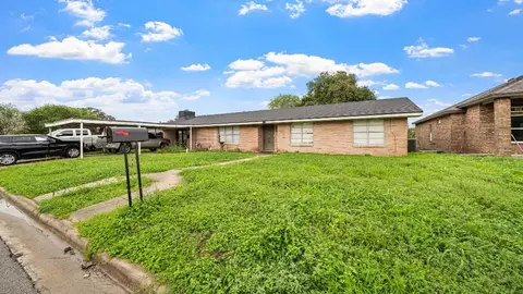 13606 River Forest Dr, Corpus Christi, TX 78410