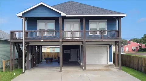 1215 S Live Oak St, Rockport, TX 78382
